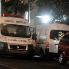 Los vehículos de forenses al lado del edificio donde fueron hallados los cinco cadáveres, en la Ciudad de México.-Foto: EFE