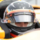 Fernando Alonso espera su momento para intentar la vuelta rápida, ayer, en Indianápolis.-STEVE C MITCHELL