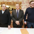 Los diputados provinciales José María Fernández y Lorenzo Rodríguez junto al candidato al Congreso por Burgos, Rodrigo Ibeas.-RAÚL G. OCHOA