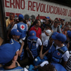 Miembros de la Cruz Roja reparten el primer cargamento de ayuda humanitaria que llegó a Venezuela.-EFE