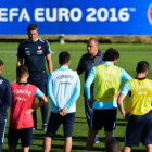 Terim charla con sus jugadores en un entrenamiento de la selección de Turquía.-AFP / BULENT KILIC