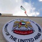 La bandera de Emiratos Arabes Unidos  EAU  ondea durante la reapertura de su embajada en Damasco  Siria  El encargado de negocios de EAU en Damasco Abdulhamid Nuaimi  invito a otros paises a sumarse a la reapertura de sus embajadas siguiendo el ejemplo de-EPA