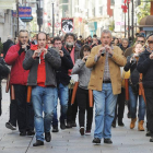 Un grupo de dulzaineros anima las calles de la capital burgalesa.-ISRAEL L. MURILLO