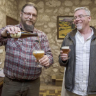 Erik Coene, experto cervecero belga, y Bob Maltman, maestro creador de la cerveza.-SANTI OTERO