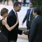 Los Reyes son recibidos por el presidente de Asturias, Javier Fernández, el jueves en Oviedo.-Foto: EFE / JOSÉ LUIS CEREIJIDO