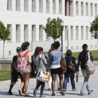 Un grupo de jóvenes camina por las instalaciones del campus de la Universidad de Burgos.-RAÚL G. OCHOA
