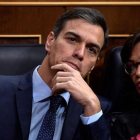 El jefe del Gobierno, Pedro Sánchez, y la vicepresidenta Carmen Calvo, en el Congreso.-AFP (AFP / ÓSCAR DEL POZO)