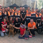 Voluntarios de Protección Civil y de la Unidad Canina de Rescate y Salvamento UCAS de Arrate en una foto de familia, ayer, en Cubo de Bureba.-UCAS