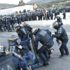 Agentes de la policía francesa desalojan a los manifestantes en El Pertús.-MANU MITRU
