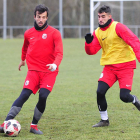 Fer Ruiz, junto a Undabarrena, golpea el balón en el entrenamiento de ayer en Castañares.-ISRAEL L. MURILLO