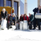 Una veintena de ganaderos de la provincia de León derraman leche ante la Delegación Territorial de la Junta en la capital leonesa para reclamar la recogida del producto en sus explotaciones y el pago de un precio digno por la producción-ICAL