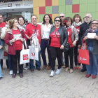 Esther Peña posa con afiliados y simpatizantes frente al mercado sur, donde repartieron información electoral.-ECB
