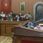 Javier Lacalle presidiendo un Pleno y al fondo los concejales del grupo popular.-RAÚL G. OCHOA