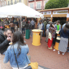 Una pareja prueba las tapas en las casetas de la Plaza Mayor.-RAÚL G. OCHOA