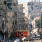 Un camión de bomberos en medio de un paisaje de destrucción en Deir Ezzor, en septiembre del 2013.-AFP / AHMAD ABOUD