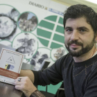 Alberto Pérez Ruiz, con un ejemplar de su obra, publicada por Afronta Editorial.-Santi Otero