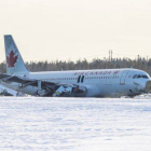 El A320 de Air Canada siniestrado en el aeropuerto de Halifax, este domingo.-Foto: REUTERS / MARK BLINCH