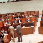 Primera sesión plenaria celebrada en el Hemiciclo de las Cortes  en Fuensalda el 18 de octubre de 1985-Archivo de las Cortes