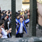 Estudiantes de la Universidad de Teherán participan en una protesta antigubernamental, el pasado 30 de diciembre.-/ AP