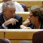 Alberto Fabra y Rita Barberá, este martes, 1 de septiembre, en su primer pleno en el Senado.-JOSÉ LUIS ROCA
