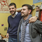 El procurador en las Cortes, David Jurado (izquierda), compartió la alegría del candidato del PSOE, Daniel de la Rosa.-SANTI OTERO