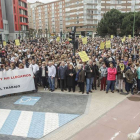 Los manifestantes escuchan la lectura del manifiesto frente a la Junta de Castilla y León.-SANTI OTERO