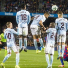 Messi anota su tercer gol al Celta, el segundo de falta.-JORDI COTRINA