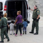 Oficiales de fronteras detienen a una mujer y su hijo integrantes de la caravana de inmigrantes de Centro América.-REUTERS MOHAMMED SALEM
