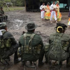 Miembros de las FARC realizan danzas folclóricas ante sus camaradas en en campamento de la jungla en Putumayo.-FERNANDO VERGARA / AP