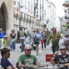 Tres hombres toman unas cervezas en una terraza de la calle La Paloma.-RAÚL G. OCHOA