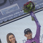 Iván Sosa se enfundó ayer el maillot morado en Picón Blanco.-SANTI OTERO