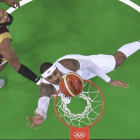 Carmelo Anthony anota una bandeja en el partido ante Venezuela.-POOL / REUTERS