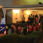 Familiares y personal de ayuda suben al autocar para desplazarse a Francia, anoche, en la puerta del Hotel Rey Don Jaime de Castelldefels.-Foto: FERRAN NADEU