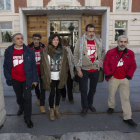 Representantes de la plataforma de la Hepatitis C a la salida de la Consejería de Sanidad, tras mantener una reunión con el consejero Antonio María Sáez Aguado-Miguel Ángel Santos
