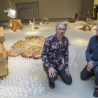 René Veenhuizen (i.) y Tejo Remy, en medio de ‘Our world as a toolkit’, que resume su trayectoria.-Santi Otero