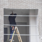 Un obrero trabaja en el interior de la obra de un edificio.-ISRAEL L. MURILLO