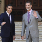 Pedro Sánchez y el rey Felipe VI, ayer en el palacio de Marivent, en Palma.-EFE / BALLESTEROS