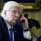Trump, durante una conversación telefónica desde el Despacho Oval.-JONATHAN ERNST (REUTERS)