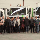 Trabajadores y ediles ayer en la sede de Urbaser.-G. G.