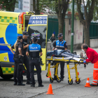Un hombre es trasladado en ambulancia tras ser atropellado en la calle Juan Ramón Jiménez. T. A