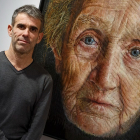 Sergi Cadenas, con su sorprendente cuadro, en la sala de exposiciones de la Fundación Caja Rural. SANTI OTERO