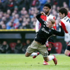 El delantero del Ajax Dolberg cae en la lucha de un balón en el partido ante el Feyenoord.-ANP