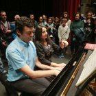 Javier Castro y Yolanda Alonso interpretaron a Mozart y Brahms sobre el escenario del Teatro Principal con el público a escasos centímetros.-Raúl Ochoa