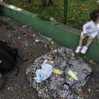Niños refugiados de corta edad en la frontera de Croacia.-AFP / ARMEND NIMANI