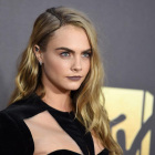 La 'top' Cara Delevingne, en la alfombra roja de los premios.-AP