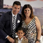 Cristiano, junto a su madre y su hijo, en un reciente acto de homenaje del Madrid-JOSE LUIS ROCA