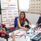 La alcaldesa y el director de la oficina de promoción durante la grabación del programa en los estudios centrales.-