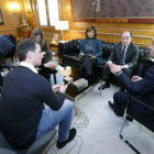 César Rico (derecha) y Tomás Villanueva (sentado en el sofá) durante su encuentro ayer para concretar las ayudas de la Junta e Iberaval.-RAÚL G. OCHOA