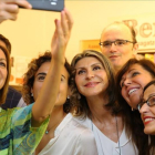 María Dolores de Cospedal, acompañada de la ex ministra Dolors Montserrat, fotografiándose con afiliados y simpatizantes en la sede del PP en Barcelona.-RICARD CUGAT