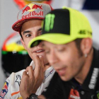 Marc Márquez observa, sorprendido, una explicación de hoy, en Jerez, de Valentino Rossi.-ALEJANDRO CERESUELA